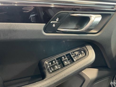 Used 2022 Porsche Macan image 11