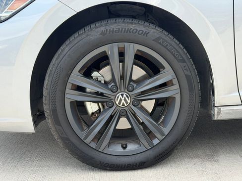 Used 2022 Volkswagen Jetta SE w/ Panoramic Sunroof Package image 9