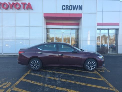 Used 2024 Nissan Altima 2.5 SV image 2