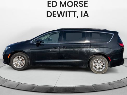 Used 2022 Chrysler Pacifica Touring-L image 2