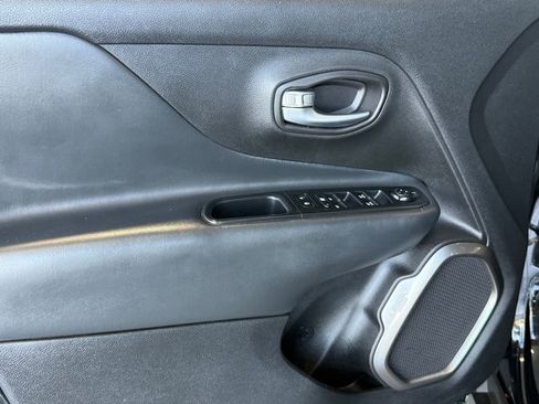 Used 2018 Jeep Renegade Limited image 16