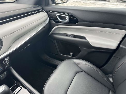 Used 2024 Jeep Compass Limited image 30