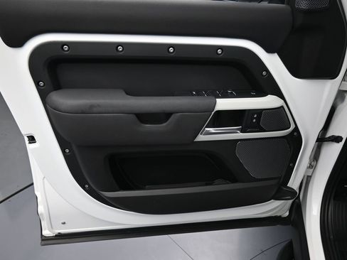 Used 2022 Land Rover Defender 110 S image 13