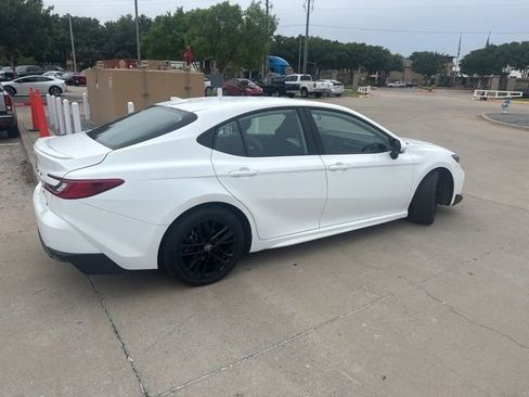 Used 2025 Toyota Camry SE FWD image 3