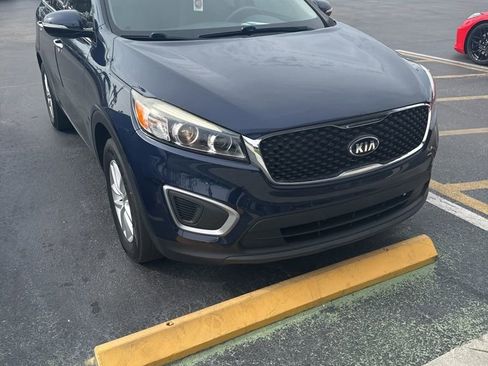 Used 2017 Kia Sorento LX w/ LX Convenience Package image 6