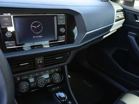 Used 2024 Volkswagen Jetta SE image 17