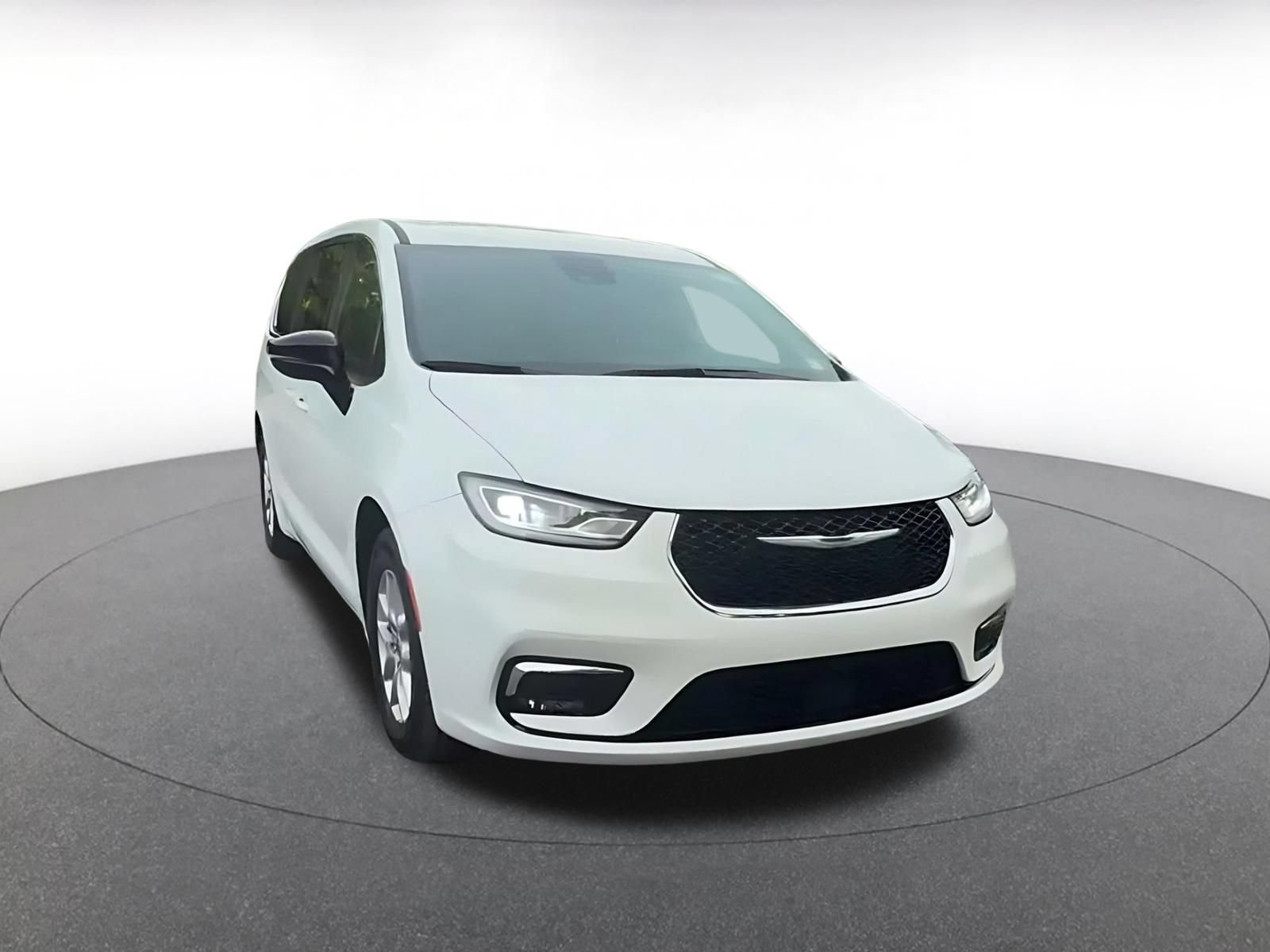 Used 2025 Chrysler Pacifica Select FWD image 3
