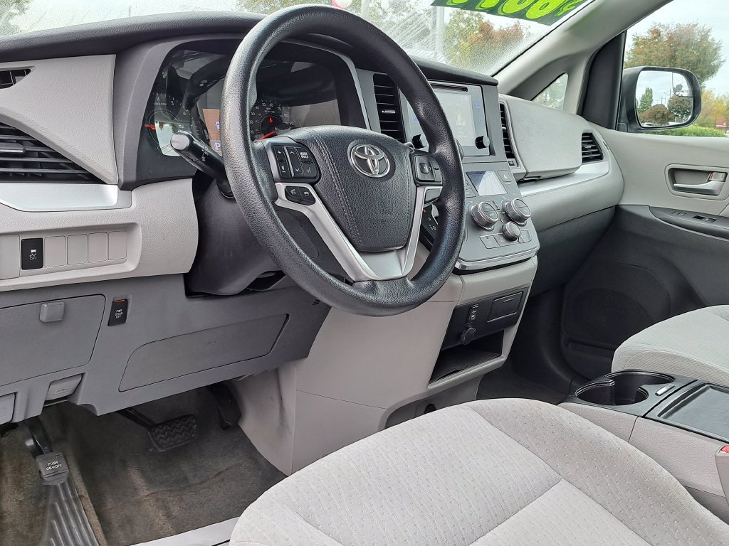 Used 2016 Toyota Sienna LE FWD image 8