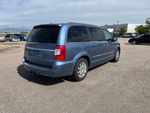 Used 2011 Chrysler Town & Country Touring-L w/ Entertainment Group #2 FWD image 5