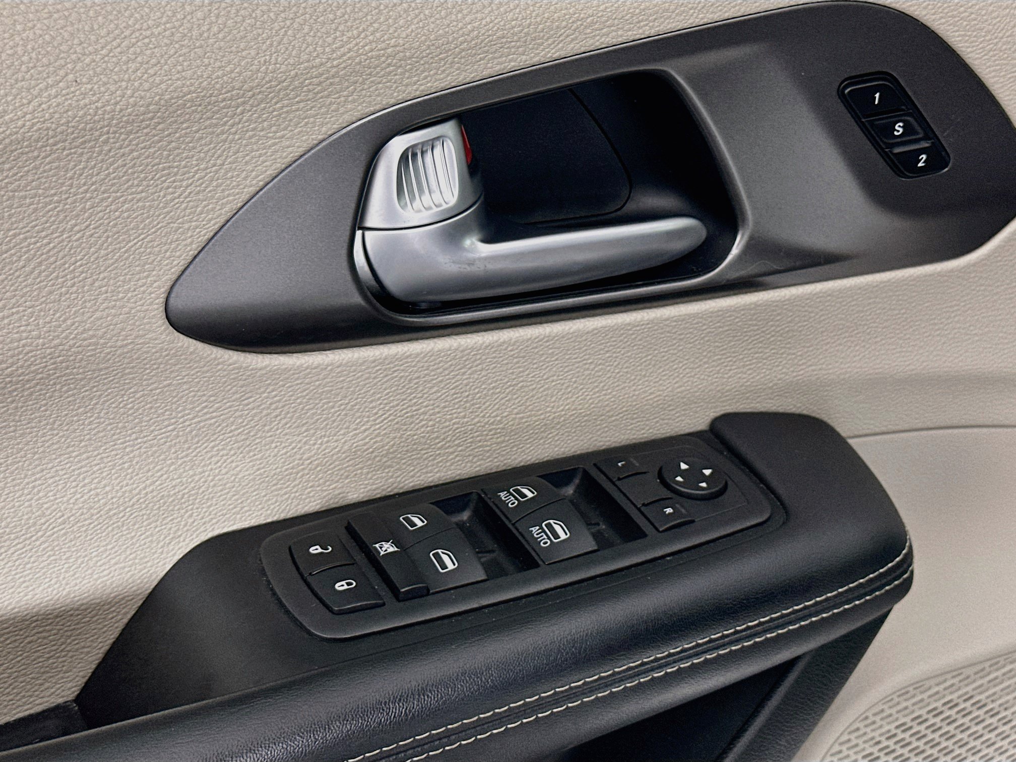 Used 2024 Chrysler Pacifica Touring-L FWD image 15