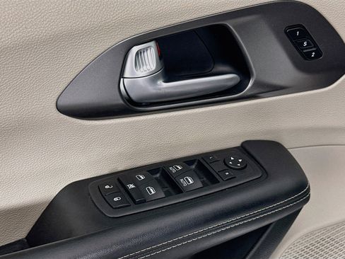 Used 2024 Chrysler Pacifica Touring-L FWD image 15