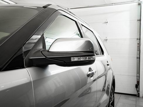 Used 2017 Ford Explorer Platinum image 17