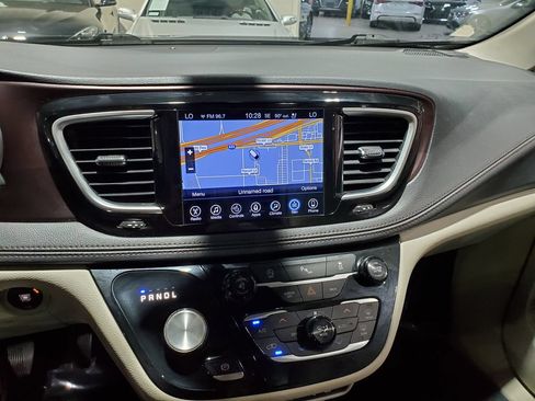 Used 2017 Chrysler Pacifica Limited FWD image 53