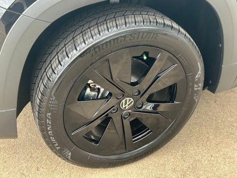 New 2026 Volkswagen Taos SE image 18