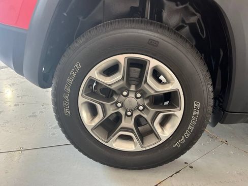Used 2019 Jeep Cherokee Trailhawk AWD/4WD image 16