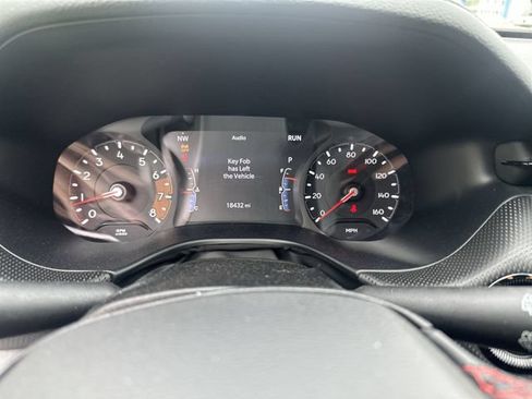 Used 2025 Jeep Compass Trailhawk AWD/4WD image 12