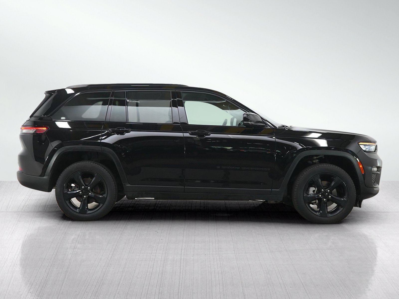 Used 2025 Jeep Grand Cherokee Limited w/ Black Appearance Package AWD/4WD image 6
