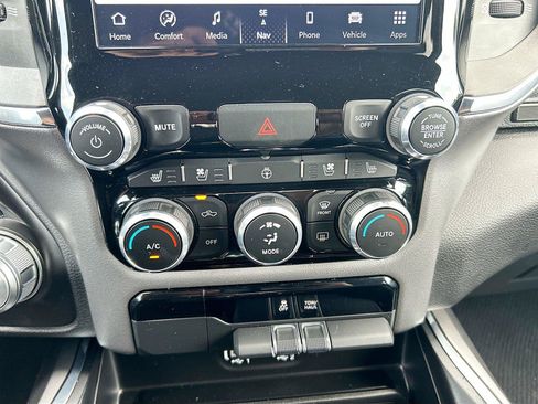 Used 2024 RAM 1500 Laramie AWD/4WD image 32