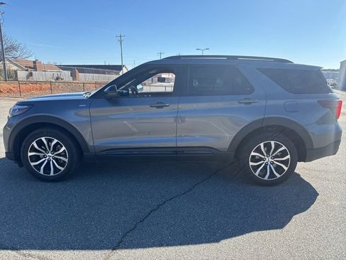 Used 2025 Ford Explorer ST-Line image 6