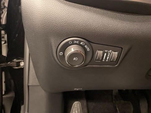 Used 2026 Jeep Compass Latitude image 15