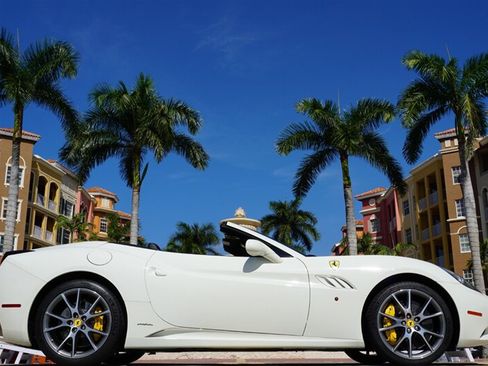Used 2014 Ferrari California RWD image 29