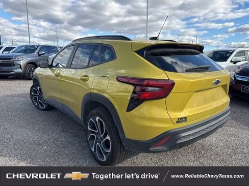 Certified 2024 Chevrolet Trax RS w/ Driver Confidence Package image 5