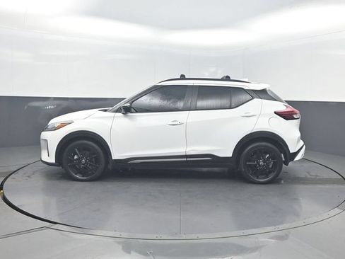Used 2023 Nissan Kicks SR w/ Exterior Package FWD image 2