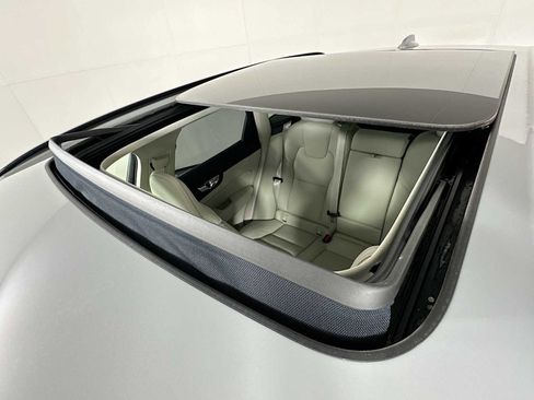 Used 2025 Volvo XC60 B5 Plus w/ Protection Package Premier image 19