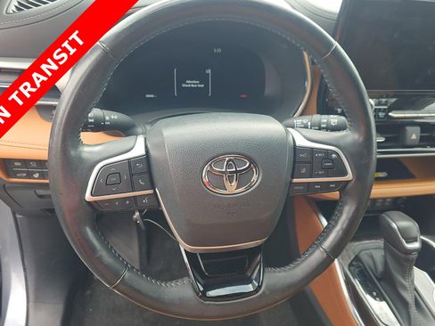 Used 2023 Toyota Highlander Platinum FWD image 6