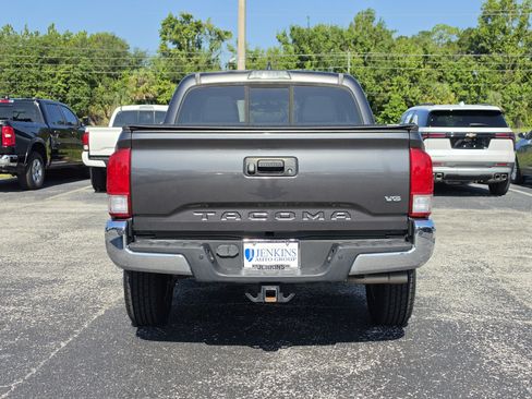 Used 2017 Toyota Tacoma SR5 w/ Tow Package RWD image 6