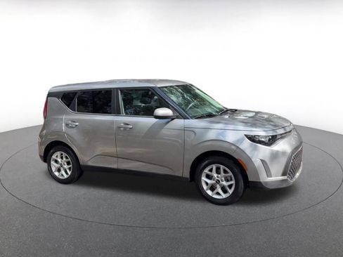 Used 2025 Kia Soul LX w/ LX Technology Package FWD image 2
