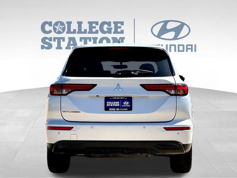 Used 2024 Mitsubishi Outlander ES FWD image 9
