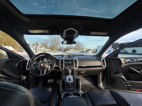 Used 2016 Porsche Cayenne S image 10