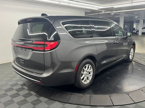 Used 2023 Chrysler Pacifica Touring-L FWD image 5
