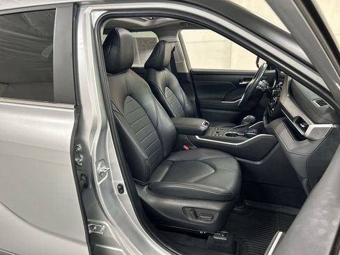 Used 2023 Toyota Highlander XLE AWD/4WD image 24
