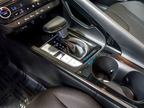 Used 2025 Hyundai Elantra SEL image 25