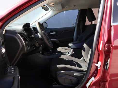 Used 2019 Jeep Cherokee Latitude w/ Popular Appearance Group FWD image 8