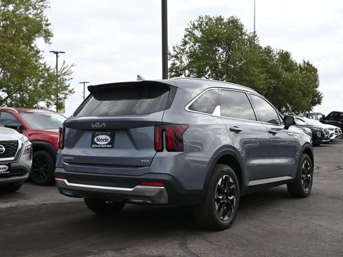 Used 2025 Kia Sorento S AWD/4WD image 5
