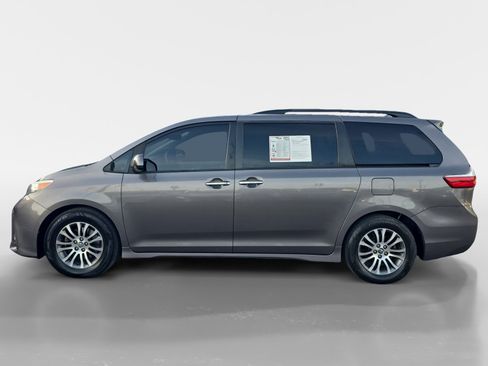 Used 2019 Toyota Sienna XLE FWD image 2