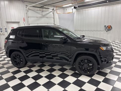 Used 2026 Jeep Compass Latitude AWD/4WD image 3