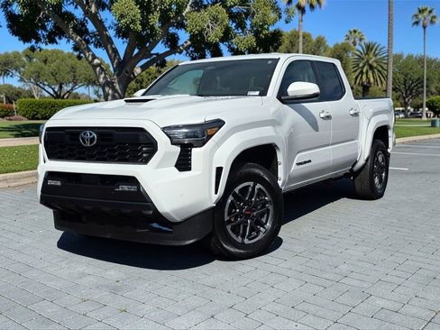 Used 2024 Toyota Tacoma TRD Sport w/ TRD Sport Upgrade Package image 2