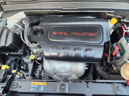 Used 2016 Jeep Renegade Latitude w/ Popular Equipment Group image 32