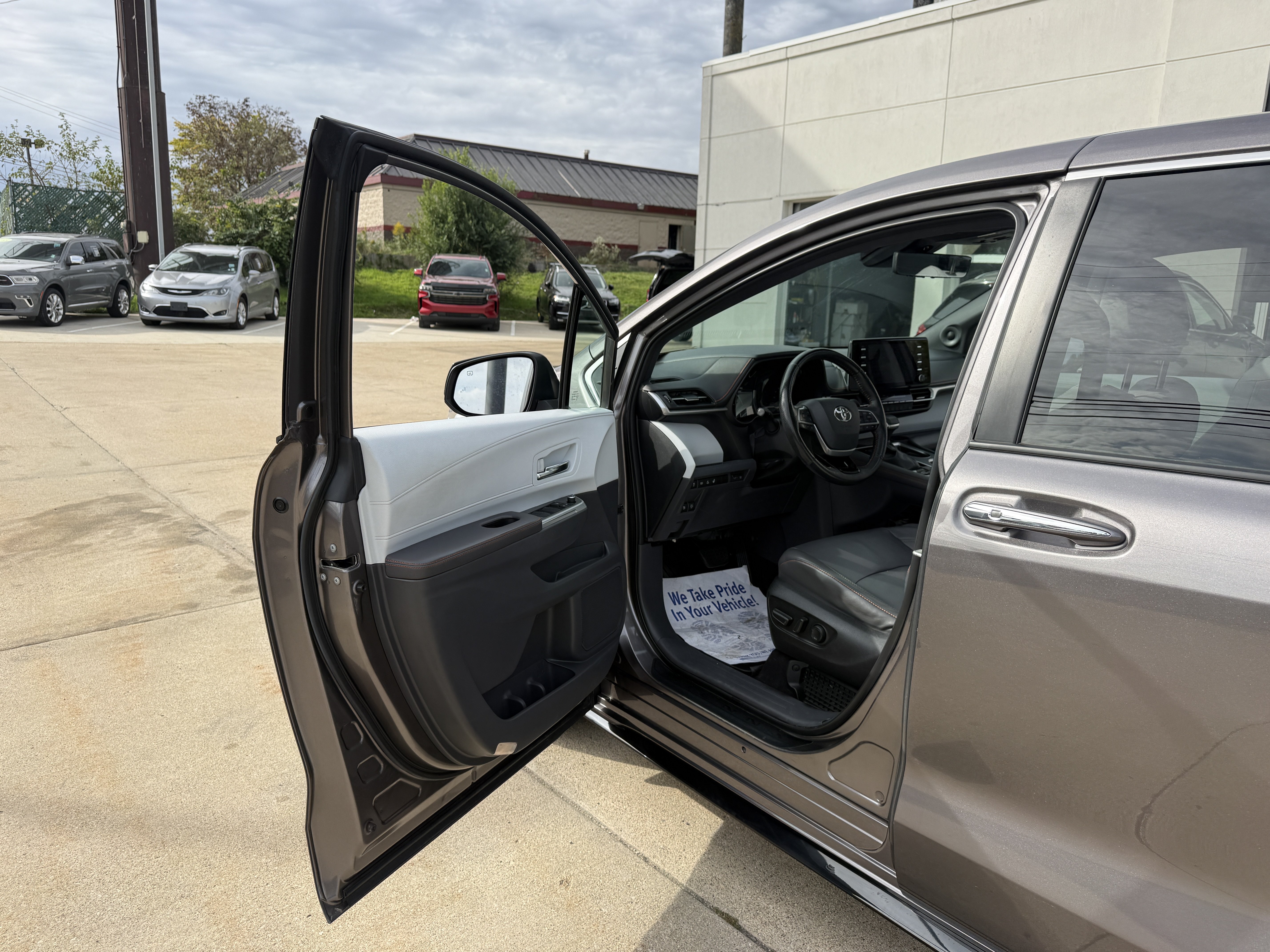 Used 2022 Toyota Sienna XSE AWD/4WD image 10