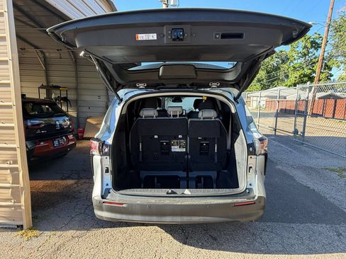 Used 2025 Toyota Sienna XLE FWD image 31