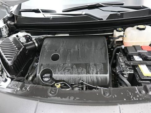 Used 2023 Chevrolet Traverse LT w/ Rear Camera Mirror Package image 32