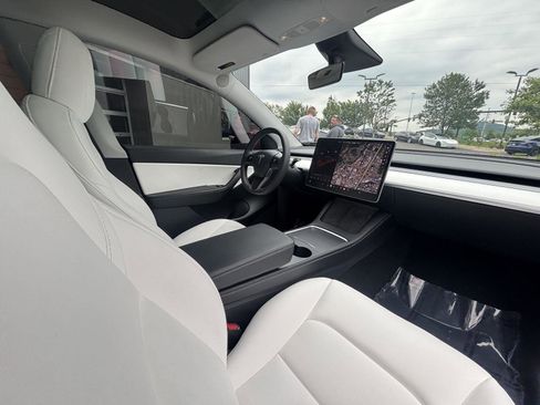 Used 2021 Tesla Model Y Long Range AWD/4WD image 17