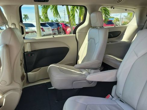 Used 2021 Chrysler Pacifica Touring-L FWD image 11