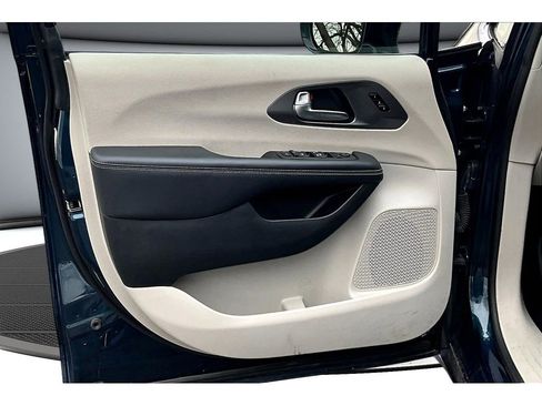 Used 2024 Chrysler Pacifica Touring-L image 20