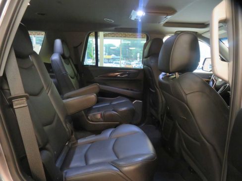 Used 2018 Cadillac Escalade Luxury AWD/4WD image 24