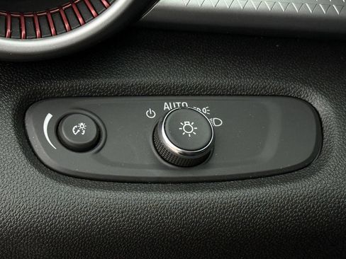 Certified 2025 Chevrolet Trax RS w/ Sunroof Package FWD image 18